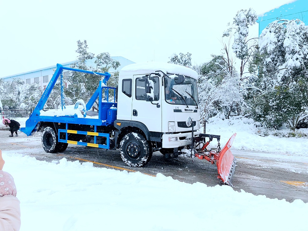 東風(fēng)T3擺臂垃圾車帶推雪鏟設(shè)備