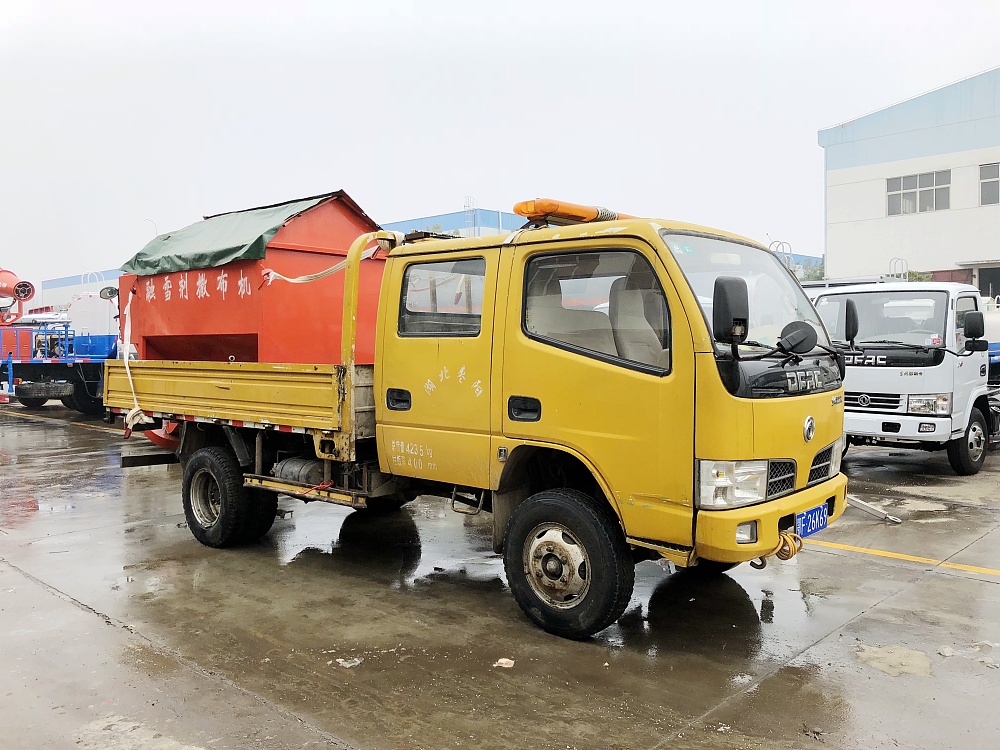 東風雙排座貨車帶融雪劑撒布機